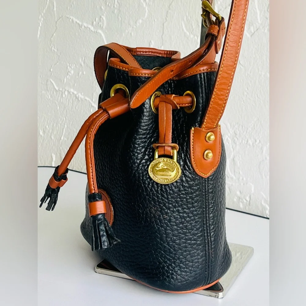 MINI VINTAGE DOONEY AND BOURKE CROSSBODY BUCKET BLACK /BRITISH TAN ♦️HOST PICK♦️ - Picture 7 of 16